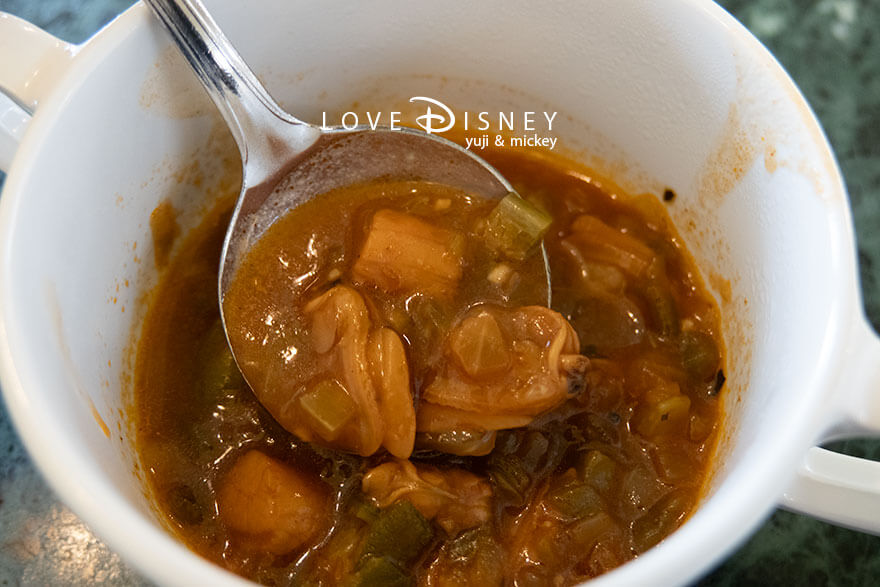 東京ディズニーランド、クリスタルパレス・レストラン「ディズニー・パルパルーザ、ヴァネロペのスウィーツ・ポップ・ワールド」温かい料理（ガンボスープ）
