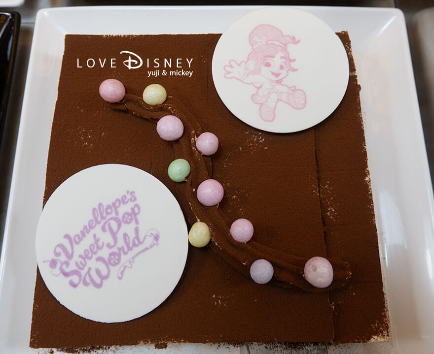 東京ディズニーランド、クリスタルパレス・レストラン「ディズニー・パルパルーザ、ヴァネロペのスウィーツ・ポップ・ワールド」デザート（ティラミス）