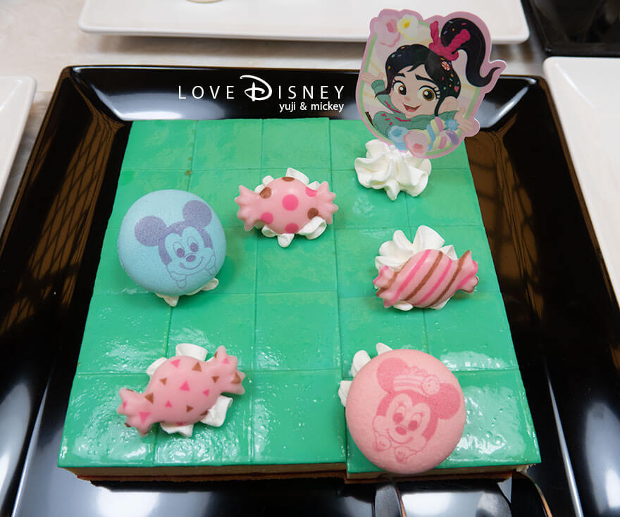 東京ディズニーランド、クリスタルパレス・レストラン「ディズニー・パルパルーザ、ヴァネロペのスウィーツ・ポップ・ワールド」デザート（ストロベリーバニラムース）