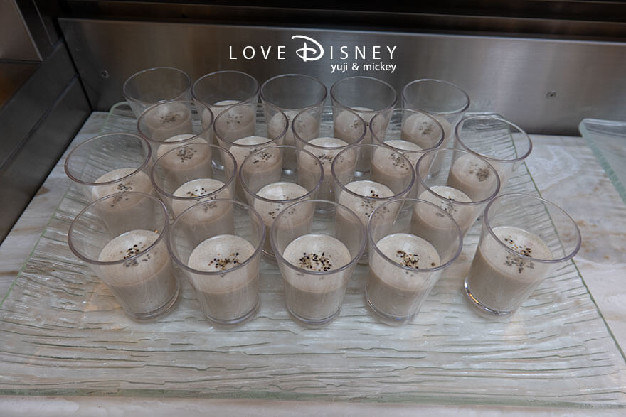 東京ディズニーランド、クリスタルパレス・レストラン「ディズニー・パルパルーザ、ヴァネロペのスウィーツ・ポップ・ワールド」冷たい料理（キノコとチキンのスープ）