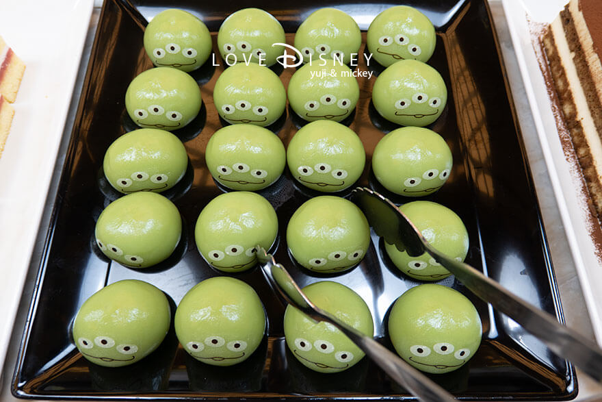 東京ディズニーランド、クリスタルパレス・レストラン「ディズニー・パルパルーザ、ヴァネロペのスウィーツ・ポップ・ワールド」デザート（リトルグリーンまん）