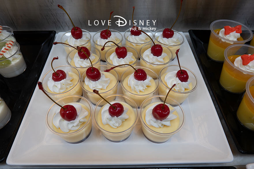 東京ディズニーランド、クリスタルパレス・レストラン「ディズニー・パルパルーザ、ヴァネロペのスウィーツ・ポップ・ワールド」デザート（カスタードプリン）