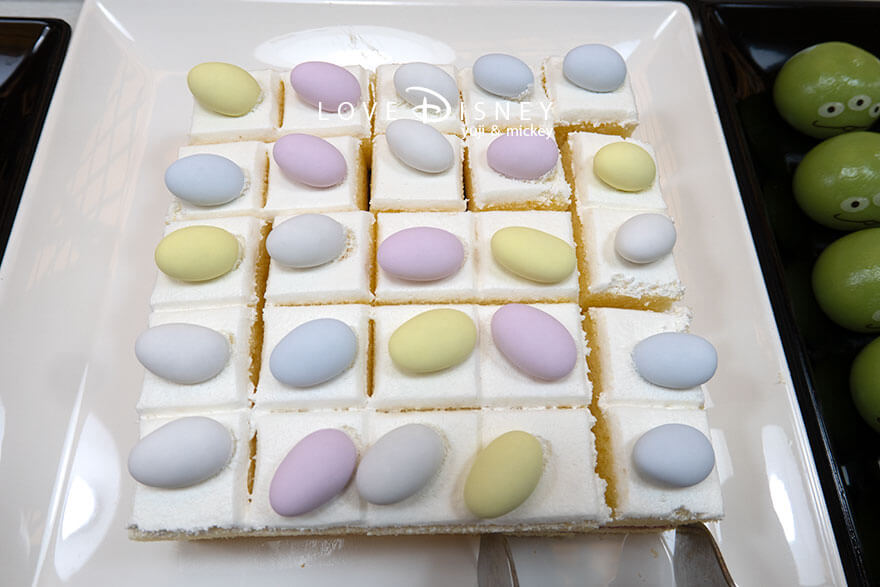 東京ディズニーランド、クリスタルパレス・レストラン「ディズニー・パルパルーザ、ヴァネロペのスウィーツ・ポップ・ワールド」デザート（ストロベリーショートケーキ＆アーモンドチョコ）