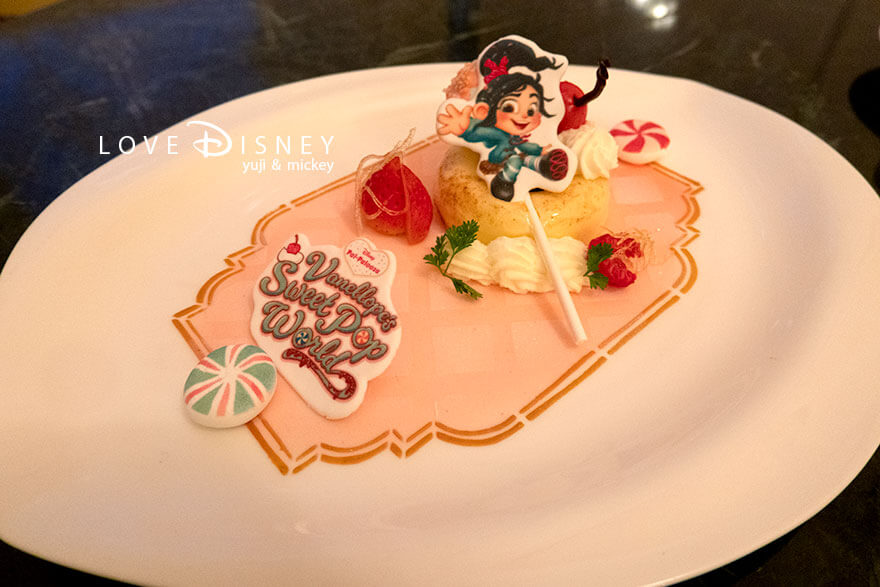 東京ディズニーランドホテル、ドリーマーズ・ラウンジ、ディズニー・パルパルーザ「ヴァネロペのスウィーツ・ポップ・ワールド」スペシャルセット（デザート）斜め