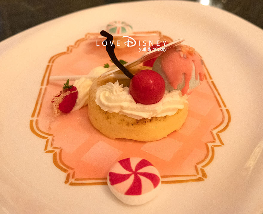東京ディズニーランドホテル、ドリーマーズ・ラウンジ、ディズニー・パルパルーザ「ヴァネロペのスウィーツ・ポップ・ワールド」スペシャルセット（デザート）後ろ