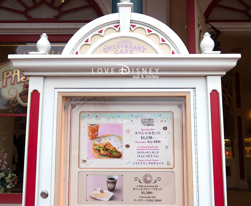 東京ディズニーランド、「ディズニー・パルパルーザ、ヴァネロペのスウィーツ・ポップ・ワールド」グルメ、スウィートハート・カフェ、クロワッサンサンド（メニュー看板）