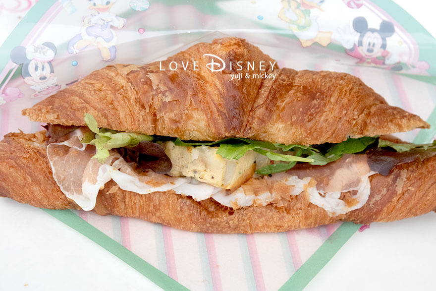 東京ディズニーランド、「ディズニー・パルパルーザ、ヴァネロペのスウィーツ・ポップ・ワールド」グルメ、スウィートハート・カフェ、クロワッサンサンド（正面）