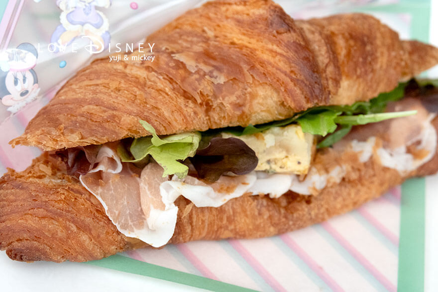 東京ディズニーランド、「ディズニー・パルパルーザ、ヴァネロペのスウィーツ・ポップ・ワールド」グルメ、スウィートハート・カフェ、クロワッサンサンド（横）