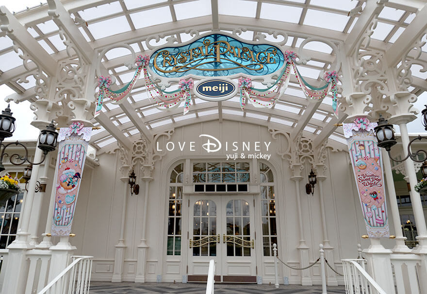 東京ディズニーランド、「ディズニー・パルパルーザ、ヴァネロペのスウィーツ・ポップ・ワールド」グルメ、クリスタルパレス・レストラン、スペシャルドリンク（店舗前）