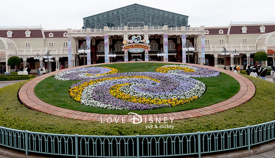 「ディズニー・パルパルーザ、ヴァネロペのスウィーツ・ポップ・ワールド2026」デコレーション、エントランス花壇