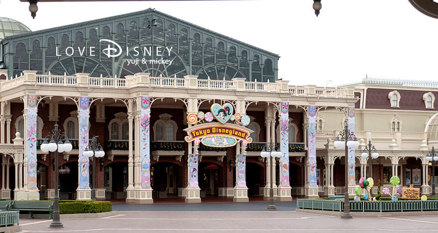 「ディズニー・パルパルーザ、ヴァネロペのスウィーツ・ポップ・ワールド2026」デコレーション、ワールドバザール入口全体