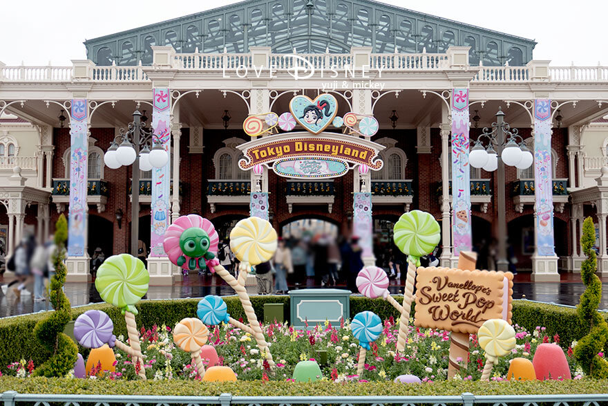 「ディズニー・パルパルーザ、ヴァネロペのスウィーツ・ポップ・ワールド2026」デコレーション、ワールドバザール入口前にあるプロップス