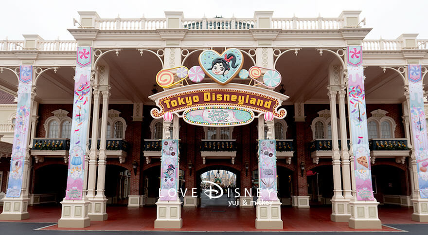 「ディズニー・パルパルーザ、ヴァネロペのスウィーツ・ポップ・ワールド2026」デコレーション、ワールドバザール入口正面