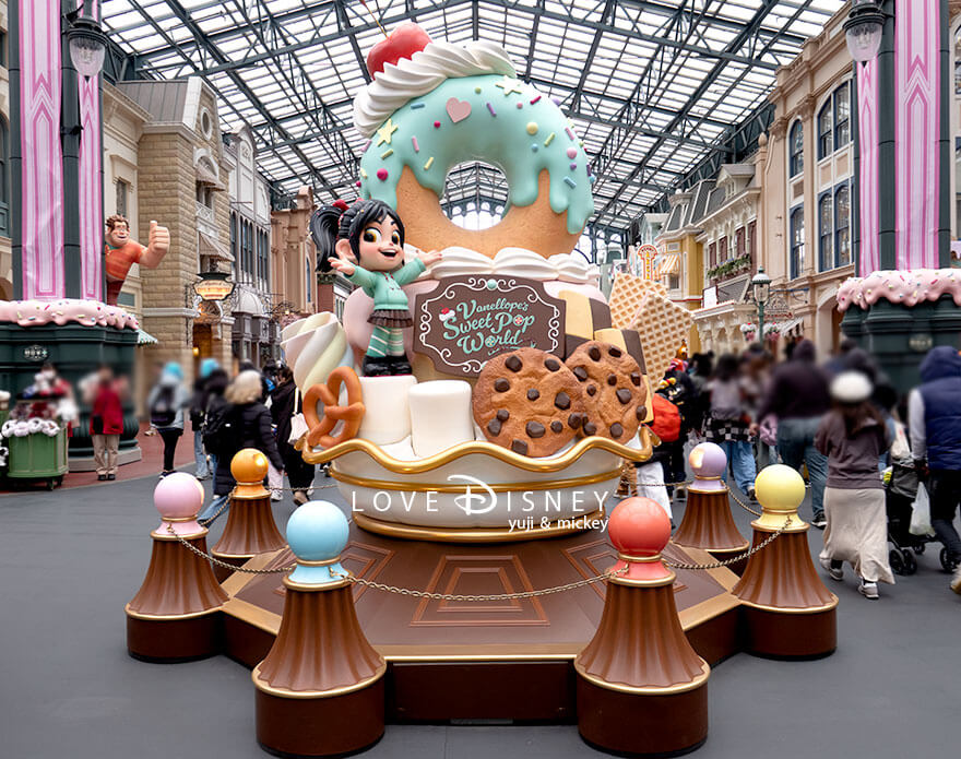 「ディズニー・パルパルーザ、ヴァネロペのスウィーツ・ポップ・ワールド2026」デコレーション、ワールドバザール内のプロップス（正面）