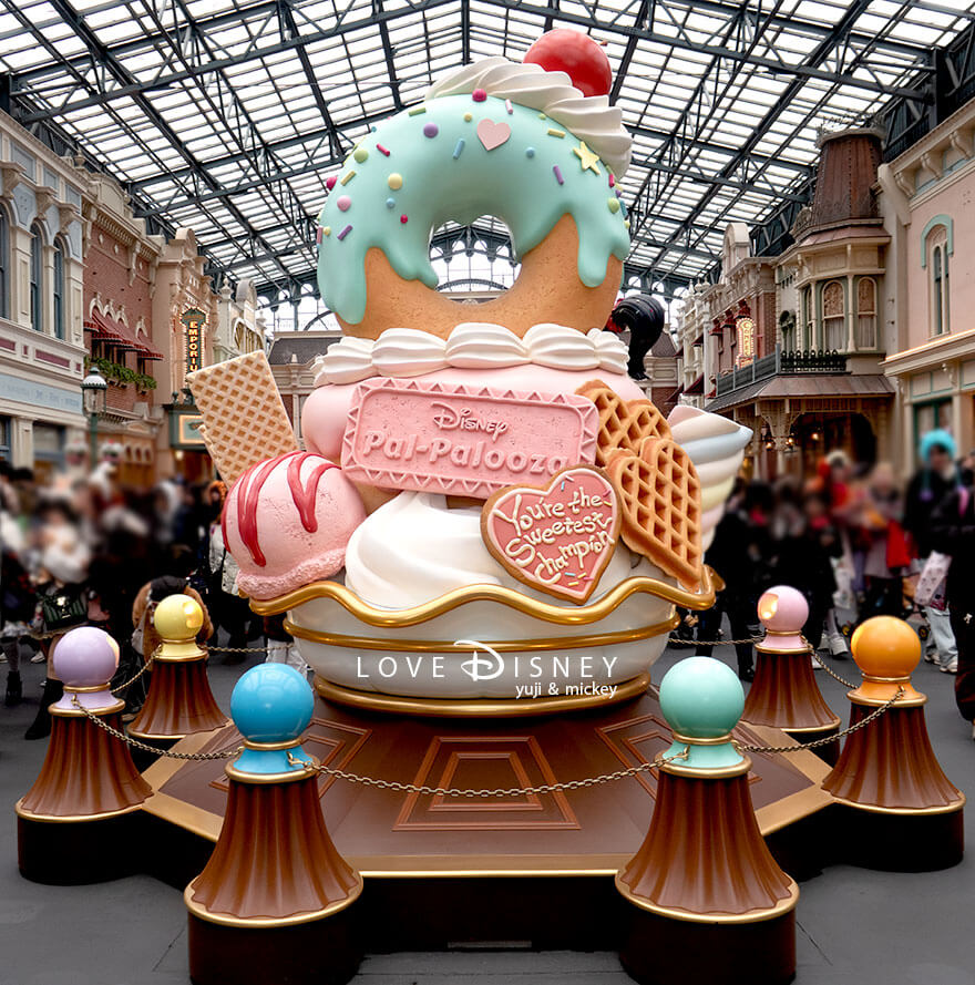 「ディズニー・パルパルーザ、ヴァネロペのスウィーツ・ポップ・ワールド2026」デコレーション、ワールドバザール内のプロップス（後ろ）