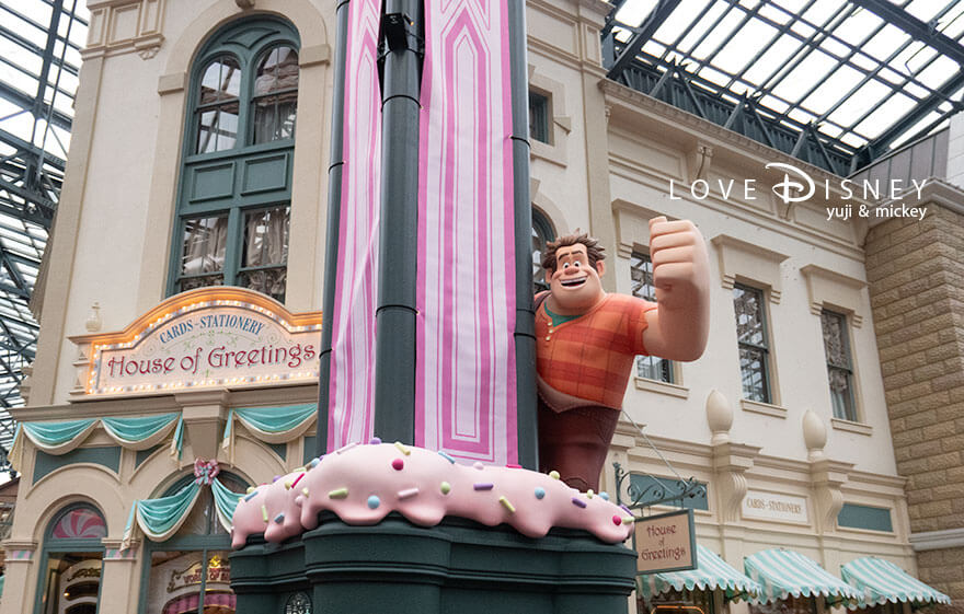 「ディズニー・パルパルーザ、ヴァネロペのスウィーツ・ポップ・ワールド2026」デコレーション、ワールドバザール内のプロップス（ラルフ）正面