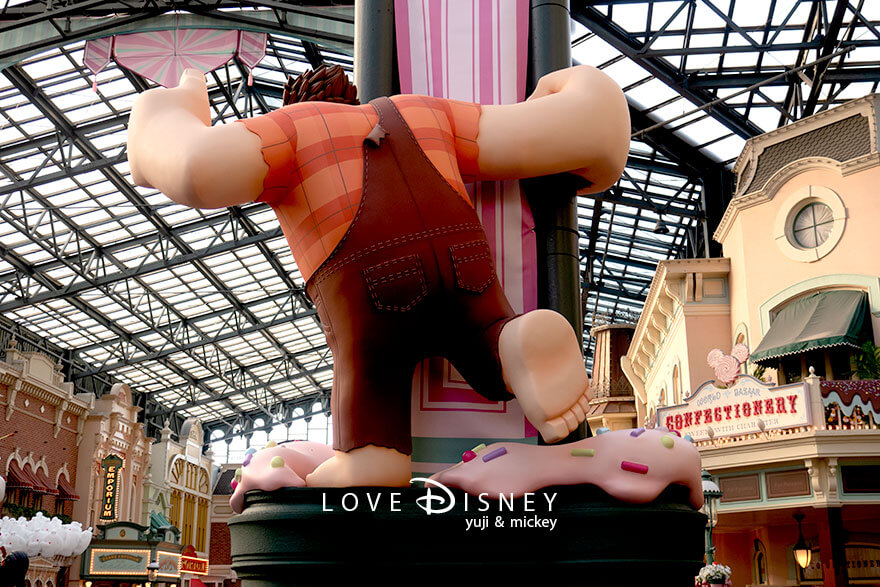 「ディズニー・パルパルーザ、ヴァネロペのスウィーツ・ポップ・ワールド2026」デコレーション、ワールドバザール内のプロップス（ラルフ）後ろ