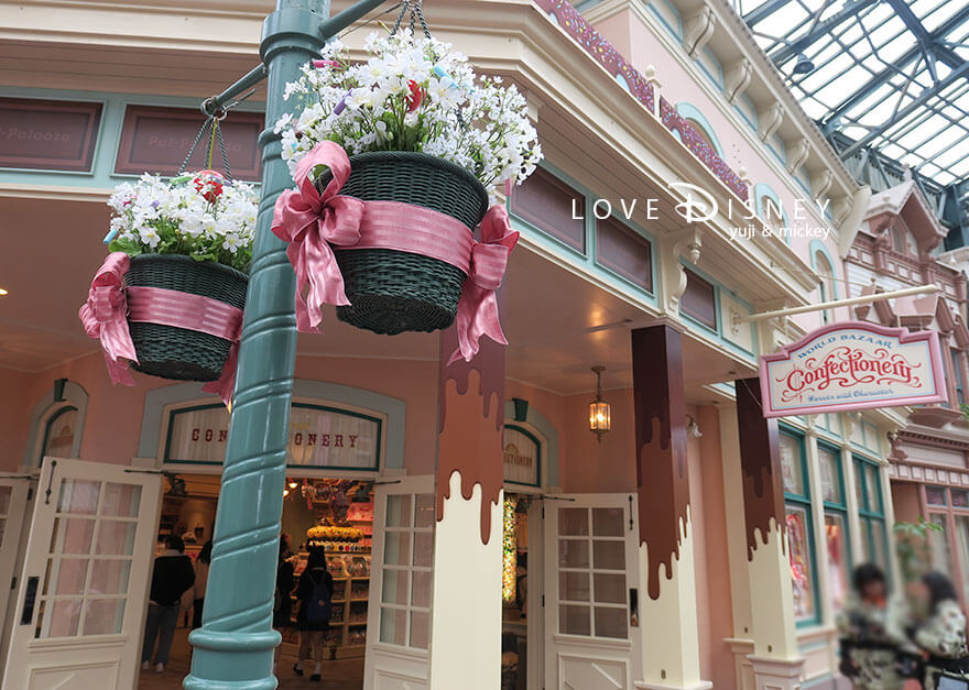 「ディズニー・パルパルーザ、ヴァネロペのスウィーツ・ポップ・ワールド2026」デコレーション、ワールドバザール内の花籠（その1）