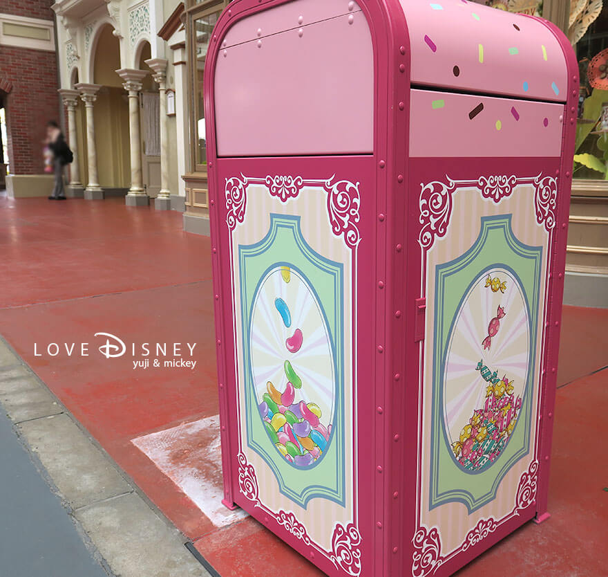 「ディズニー・パルパルーザ、ヴァネロペのスウィーツ・ポップ・ワールド2026」デコレーション、ワールドバザール内のトラッシュカン