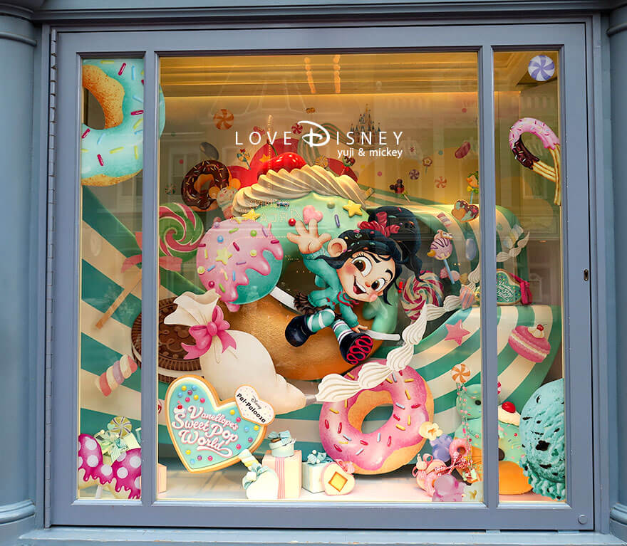 「ディズニー・パルパルーザ、ヴァネロペのスウィーツ・ポップ・ワールド2026」デコレーション、ワールドバザール内、ショップのショーウィンドウ（その1）