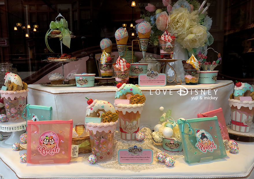 「ディズニー・パルパルーザ、ヴァネロペのスウィーツ・ポップ・ワールド2026」デコレーション、ワールドバザール内、ショップのショーウィンドウ（その2）