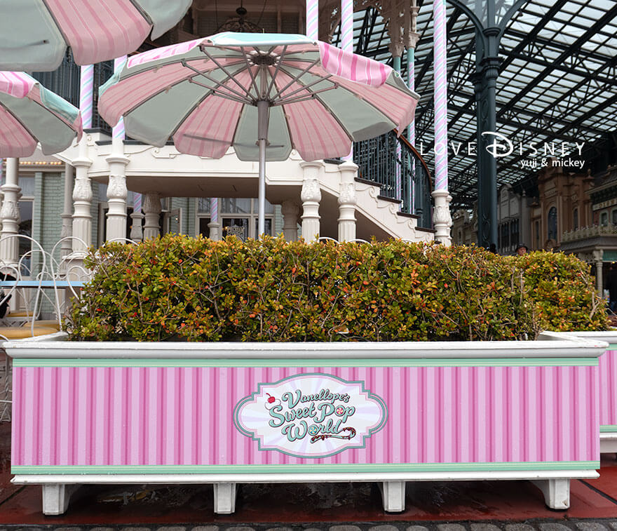 「ディズニー・パルパルーザ、ヴァネロペのスウィーツ・ポップ・ワールド2026」デコレーション、レストラン周辺の植え込み