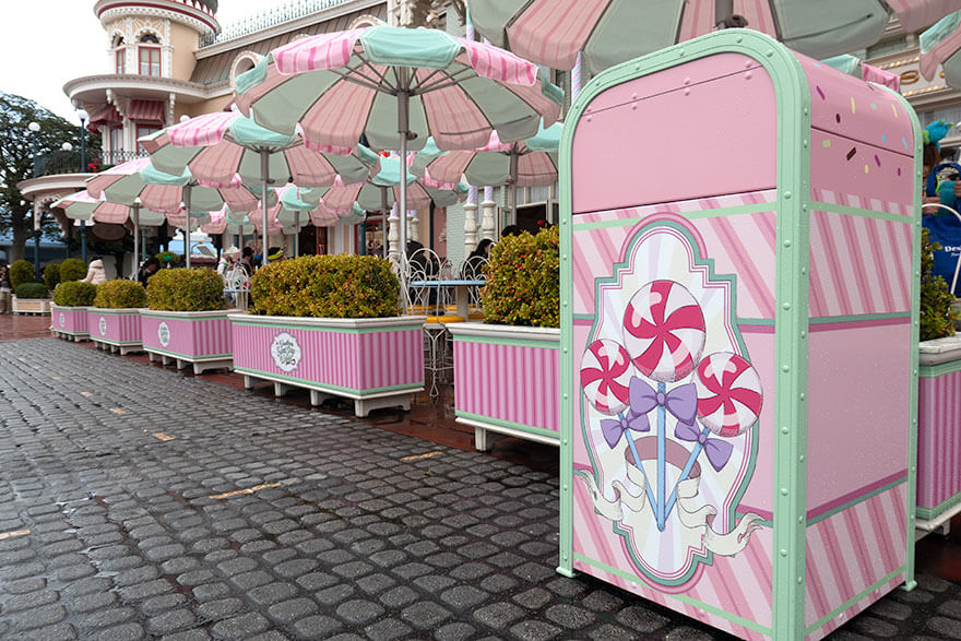 「ディズニー・パルパルーザ、ヴァネロペのスウィーツ・ポップ・ワールド2026」デコレーション、レストラン周辺のトラッシュカン