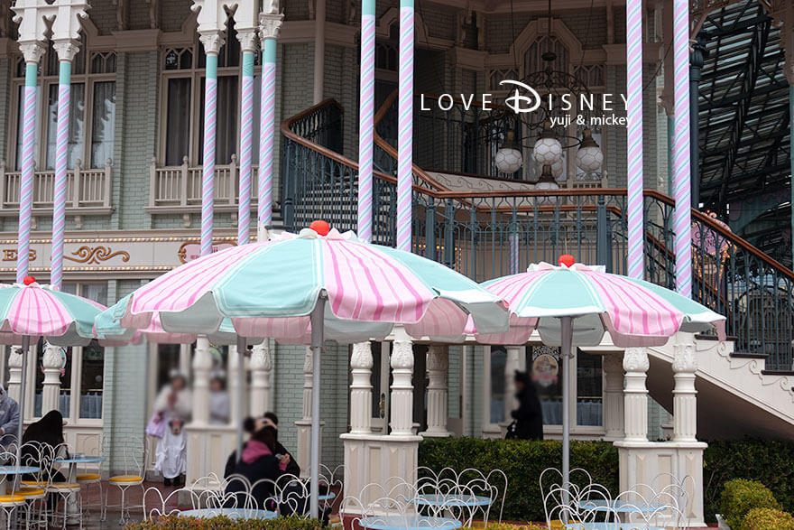 「ディズニー・パルパルーザ、ヴァネロペのスウィーツ・ポップ・ワールド2026」デコレーション、レストラン周辺のパラソル