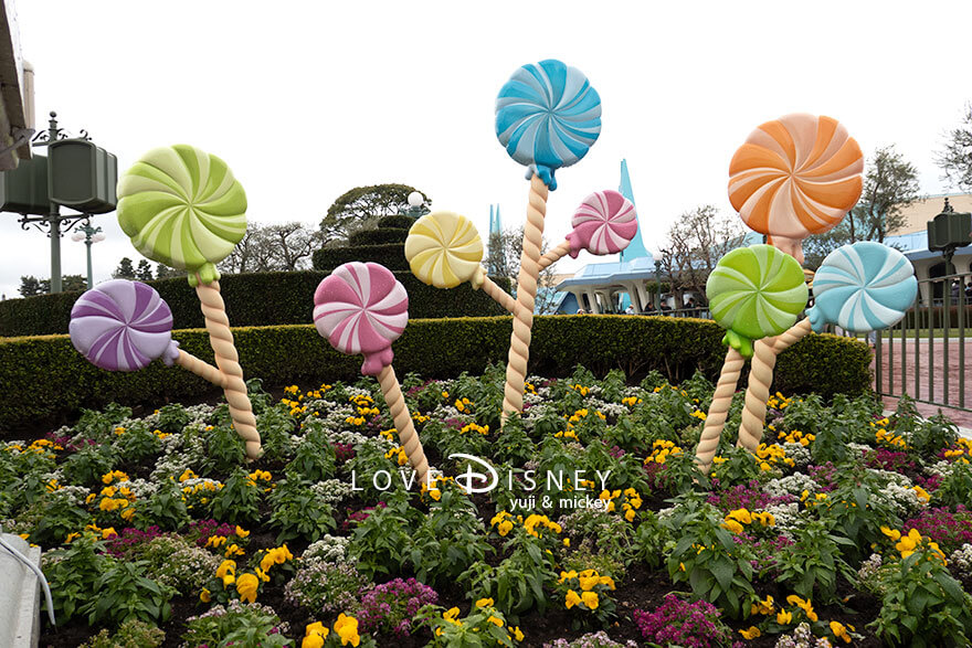 「ディズニー・パルパルーザ、ヴァネロペのスウィーツ・ポップ・ワールド2026」デコレーション、パートナーズ像周辺のタペストリー