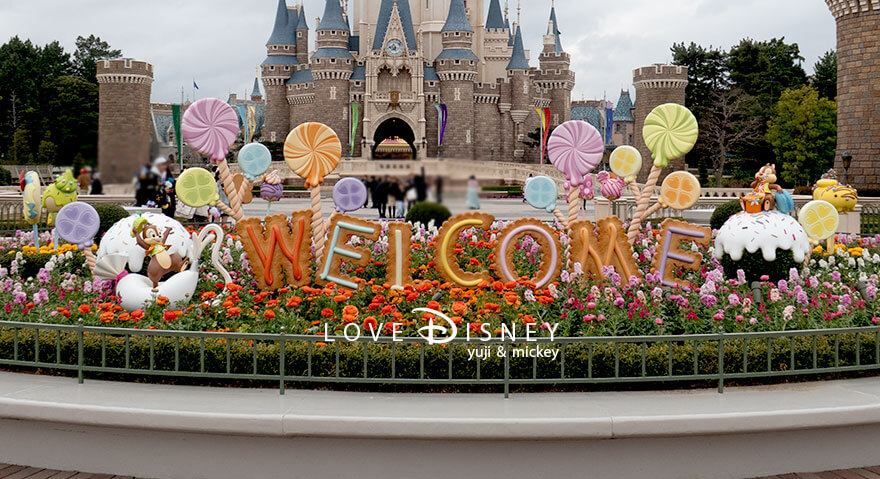 「ディズニー・パルパルーザ、ヴァネロペのスウィーツ・ポップ・ワールド2026」デコレーション、プラザ中央花壇（その2）