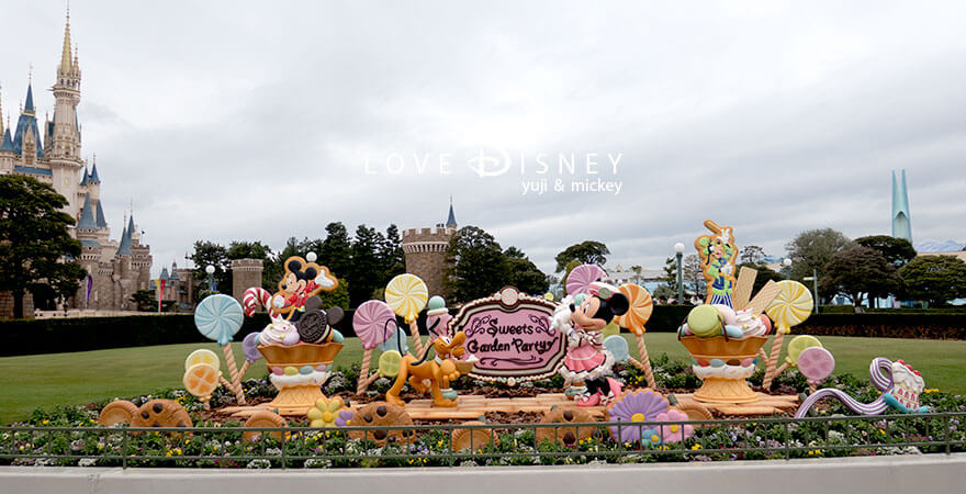 「ディズニー・パルパルーザ、ヴァネロペのスウィーツ・ポップ・ワールド2026」デコレーション、プラザ中央花壇周辺、ミッキー＆ミニー＆プルート＆グーフィー