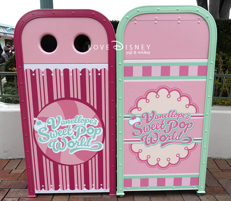 「ディズニー・パルパルーザ、ヴァネロペのスウィーツ・ポップ・ワールド2026」デコレーション、プラザ中央花壇周辺