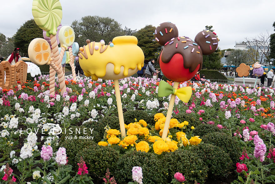 「ディズニー・パルパルーザ、ヴァネロペのスウィーツ・ポップ・ワールド2026」デコレーション、プラザ中央花壇周辺、ミッキー