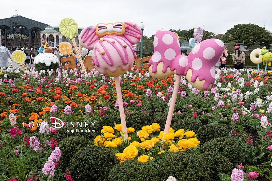 「ディズニー・パルパルーザ、ヴァネロペのスウィーツ・ポップ・ワールド2026」デコレーション、プラザ中央花壇周辺、ミニー
