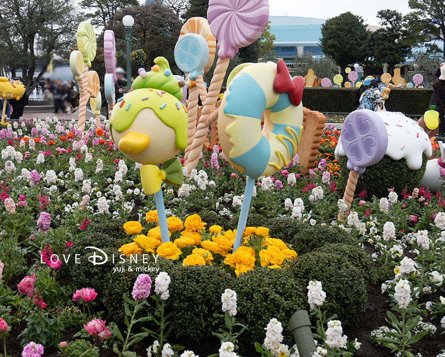 「ディズニー・パルパルーザ、ヴァネロペのスウィーツ・ポップ・ワールド2026」デコレーション、プラザ中央花壇周辺、ドナルド
