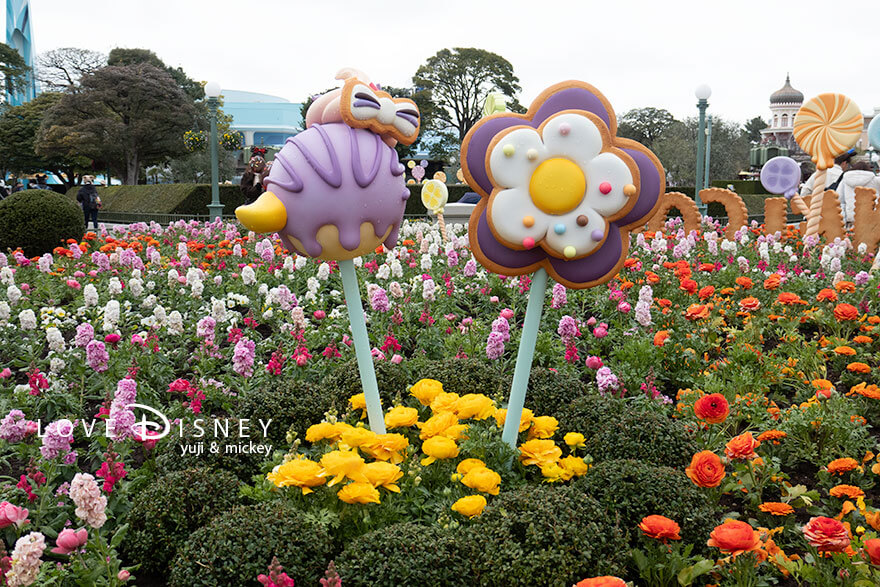 「ディズニー・パルパルーザ、ヴァネロペのスウィーツ・ポップ・ワールド2026」デコレーション、プラザ中央花壇周辺、デイジー