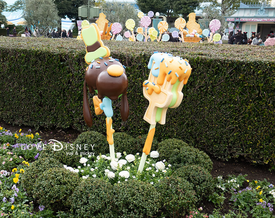 「ディズニー・パルパルーザ、ヴァネロペのスウィーツ・ポップ・ワールド2026」デコレーション、プラザ中央花壇周辺、グーフィー