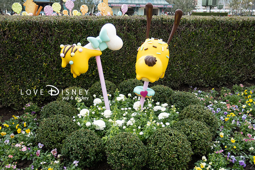「ディズニー・パルパルーザ、ヴァネロペのスウィーツ・ポップ・ワールド2026」デコレーション、プラザ中央花壇周辺、プルート