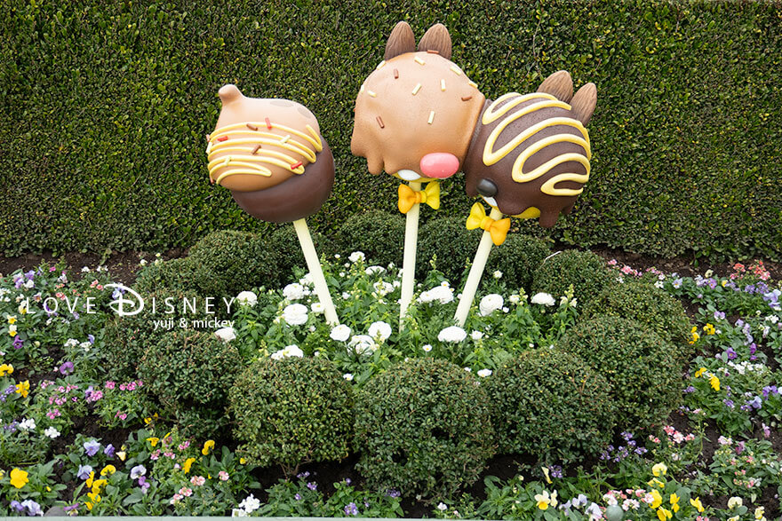 「ディズニー・パルパルーザ、ヴァネロペのスウィーツ・ポップ・ワールド2026」デコレーション、プラザ中央花壇周辺、チップ＆デール