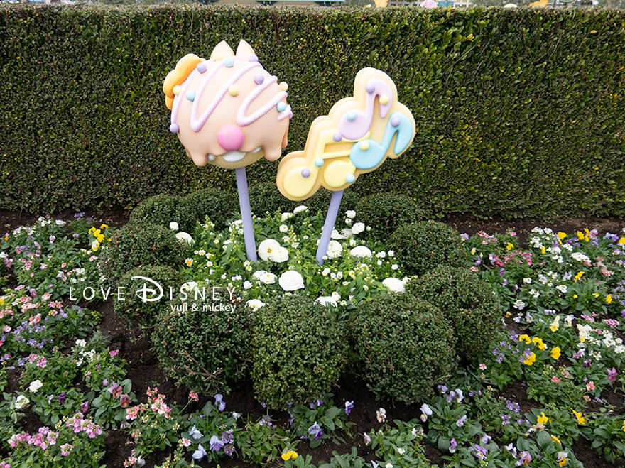「ディズニー・パルパルーザ、ヴァネロペのスウィーツ・ポップ・ワールド2026」デコレーション、プラザ中央花壇周辺、クラリス