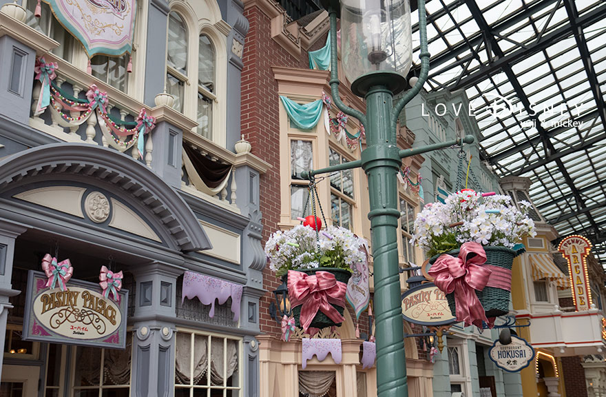 「ディズニー・パルパルーザ、ヴァネロペのスウィーツ・ポップ・ワールド2026」デコレーション、ワールドバザール内の花籠（その2）