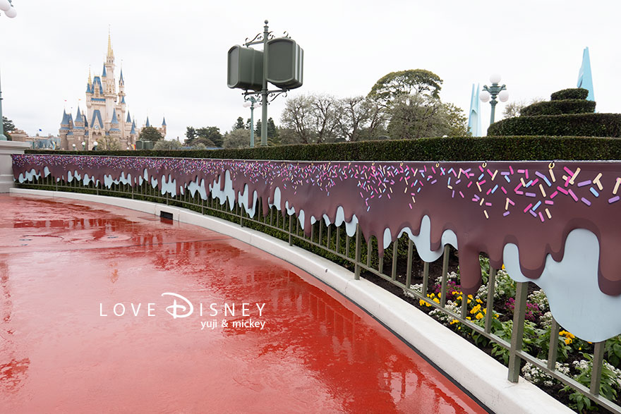 「ディズニー・パルパルーザ、ヴァネロペのスウィーツ・ポップ・ワールド2026」デコレーション、パートナーズ像周辺のプロップス