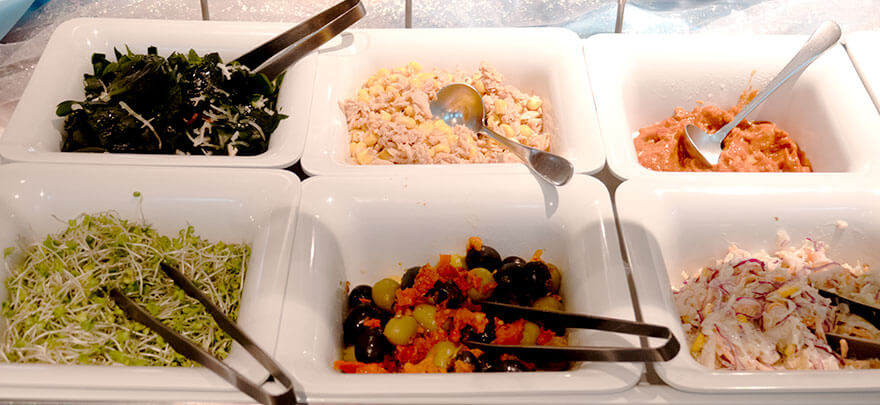 東京ディズニーシー・ホテルミラコスタ「オチェーアノ」ブッフェ、冷たい料理（海藻/ツナコーン/チリコンカン/スプラウト/セミドライトマトとオリーブ/ゴマ風味コールスロー）