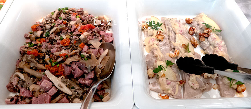 東京ディズニーシー・ホテルミラコスタ「オチェーアノ」ブッフェ、冷たい料理（コールドビーフとキノコのサラダ/ポークとナッツのキャラメルサルサ）