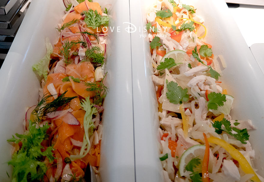 東京ディズニーシー・ホテルミラコスタ「オチェーアノ」ブッフェ、冷たい料理（サーモンとフヌイユのサラダ/チキンとパパイヤのサラダ）