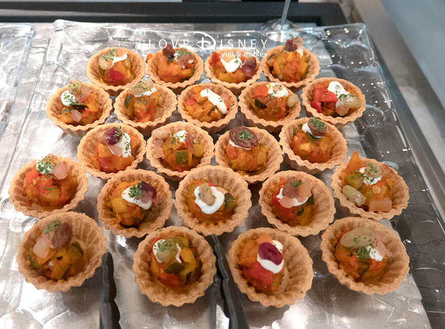 東京ディズニーシー・ホテルミラコスタ「オチェーアノ」ブッフェ、冷たい料理（ドライフルーツとラタトゥイユのタルト）