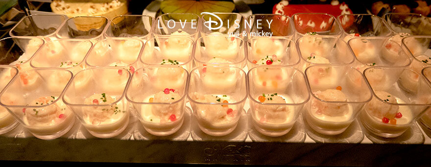 東京ディズニーシー・ホテルミラコスタ「オチェーアノ」ブッフェ、冷たい料理（甘海老とカリフラワーのタルタルと蕪のブランマンジェ）