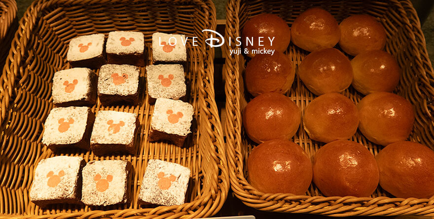 東京ディズニーシー・ホテルミラコスタ「オチェーアノ」ブッフェ、パン（桜のハニーバタートースト/バターロール）