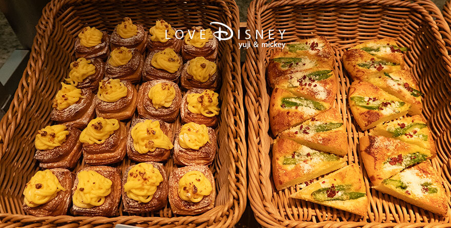 東京ディズニーシー・ホテルミラコスタ「オチェーアノ」ブッフェ、パン（キャラメルカスタードデニッシュ/アンチョヴィとアスパラガスのブレッド）