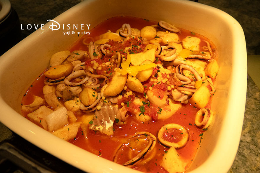 東京ディズニーシー・ホテルミラコスタ「オチェーアノ」ブッフェ、温かい料理（鱈とイカのサフラントマト煮込み）